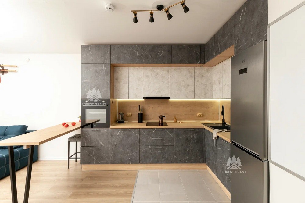 Кухня Лофт с белым верхними шкафами, нижними - серыми, деревянной столешницей