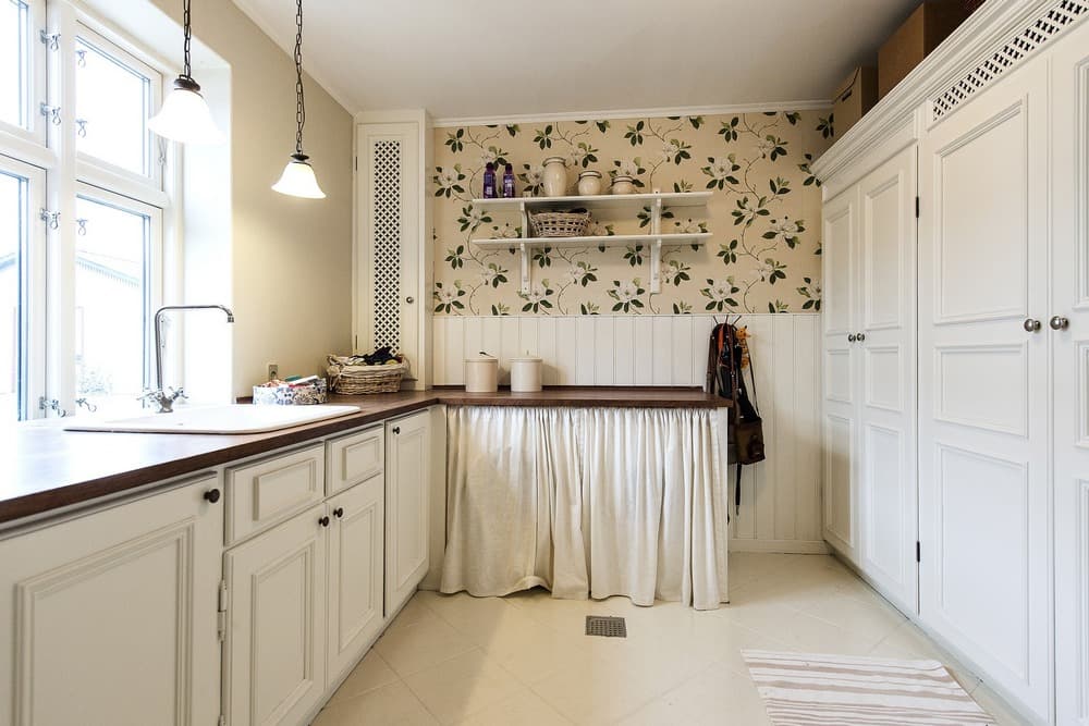 Кухонный гарнитур в стиле Прованс с деревянной столешницей.
