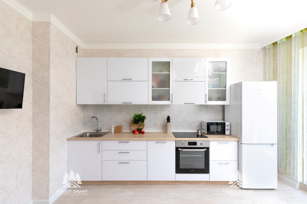 Белая кухня с деревянными вставками