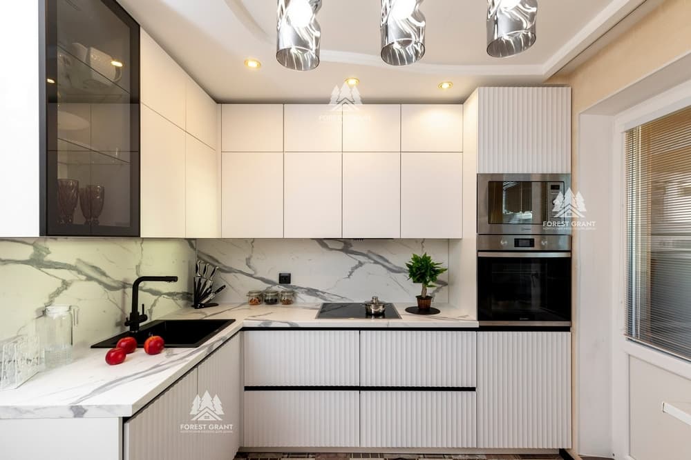 бело-черная кухня с рифлеными фасадами