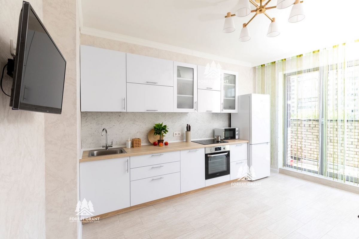 Серый холодильник в интерьере белой кухни (63 фото)