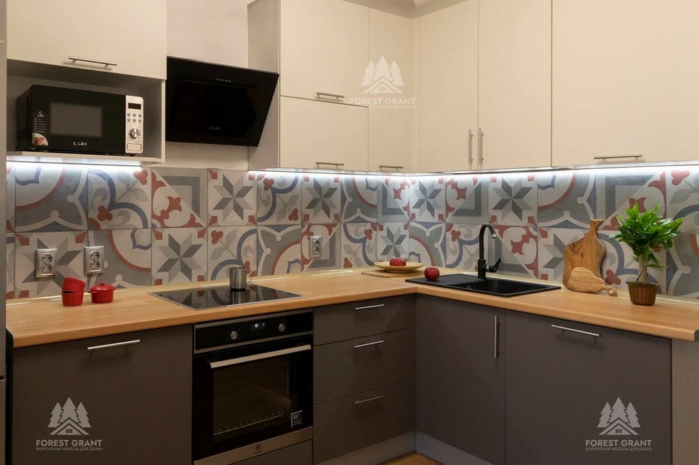 Кухня Феррара бело-серая с цветной плиткой