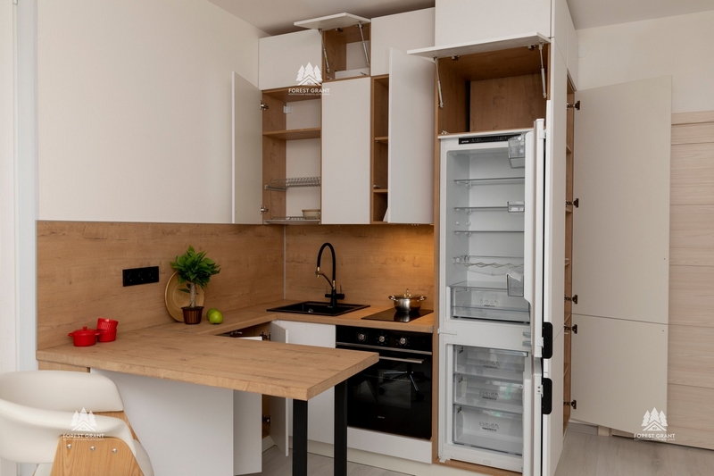 встроенный холодильник на маленькой кухне