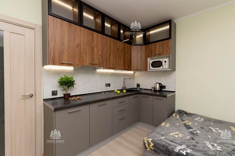 черно-коричневая кухня с подсветкой и серыми шкафчиками