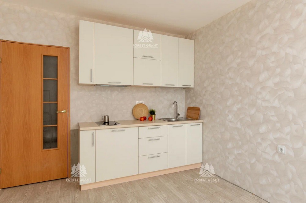 маленькая белая кухня для студии с деревянным цоколем и столешницей