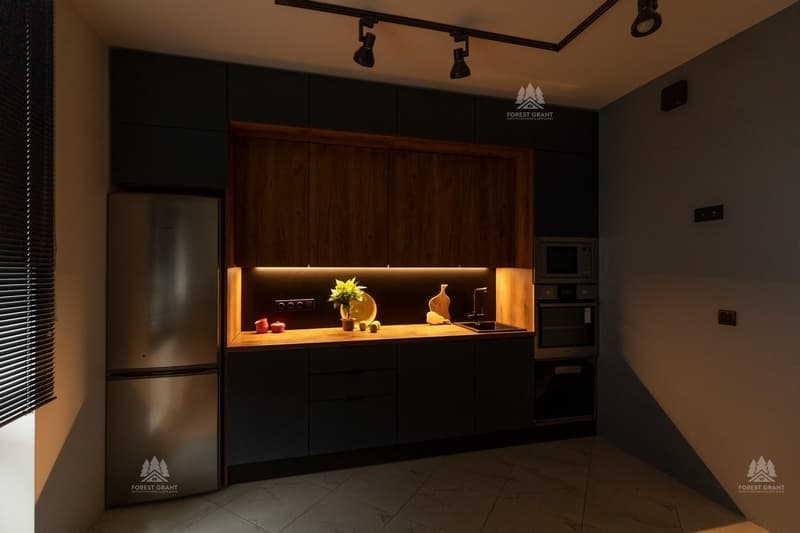 темно-синяя кухня с подсветкой