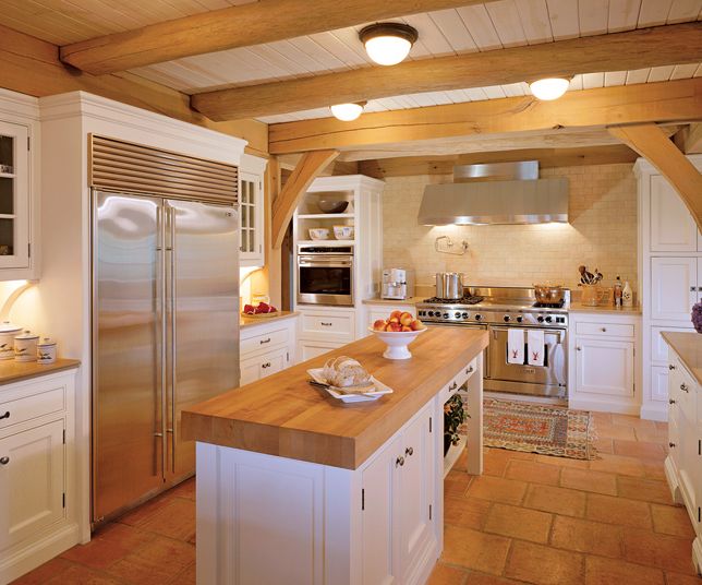 кухня белая в стиле прованс с деревянными столешницами