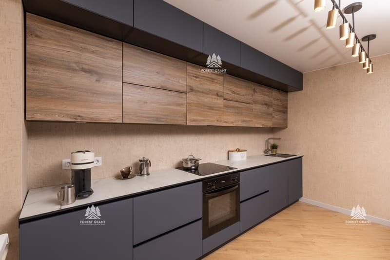 темно-серая кухня с деревянными верхними шкафчиками и белой столешницей