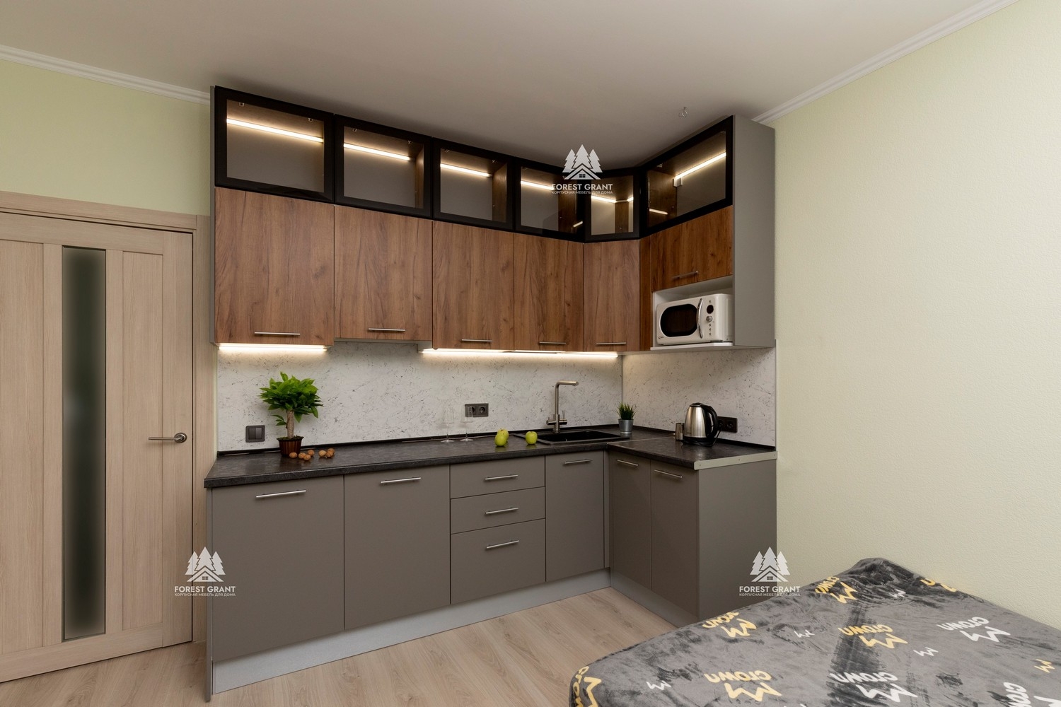 серо-коричневая кухня с деревянными шкафчиками и стеклом